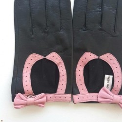 Gants en Cuir d'Agneau Noirs Rose Denise Non Doublés.
