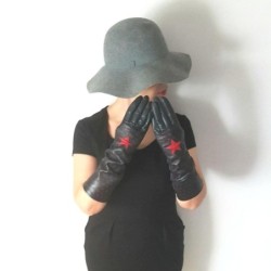 Gants en Cuir d'Agneau Noirs et Rouges Diana Doublés Soie.
