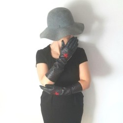Gants en Cuir d'Agneau Noirs et Rouges Diana Doublés Soie.