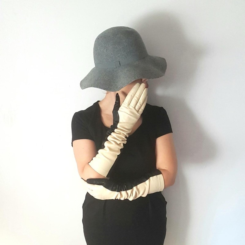 Gants en Cuir d'Agneau Noirs et Vanille Chantal Doublés Soie.
