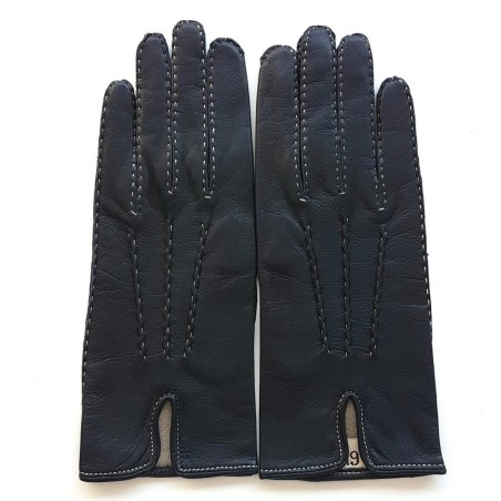 Gants en cuir d’agneau cousus main, fabrication artisanale.