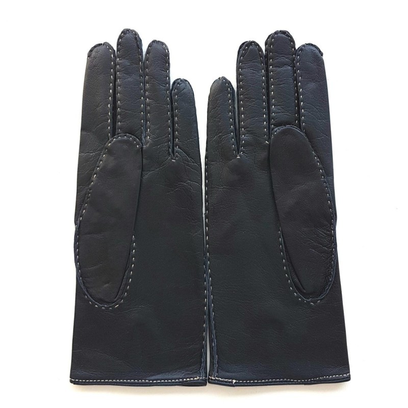 Gants en cuir d’agneau cousus main, fabrication artisanale.