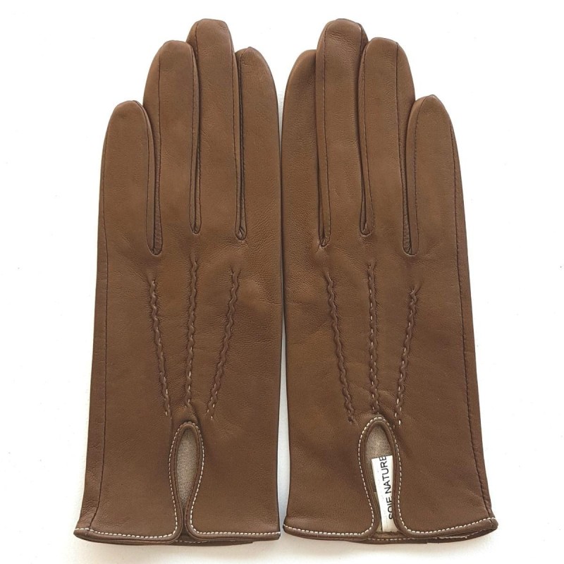 Gants en cuir d’agneau cousus main, fabrication artisanale.