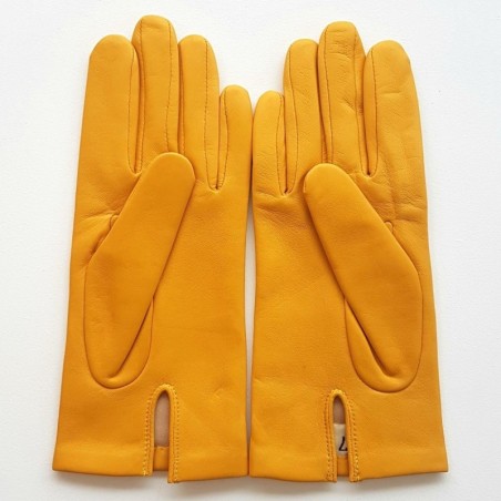 Gants en Cuir d'Agneau jaune Capucine doublé soie.